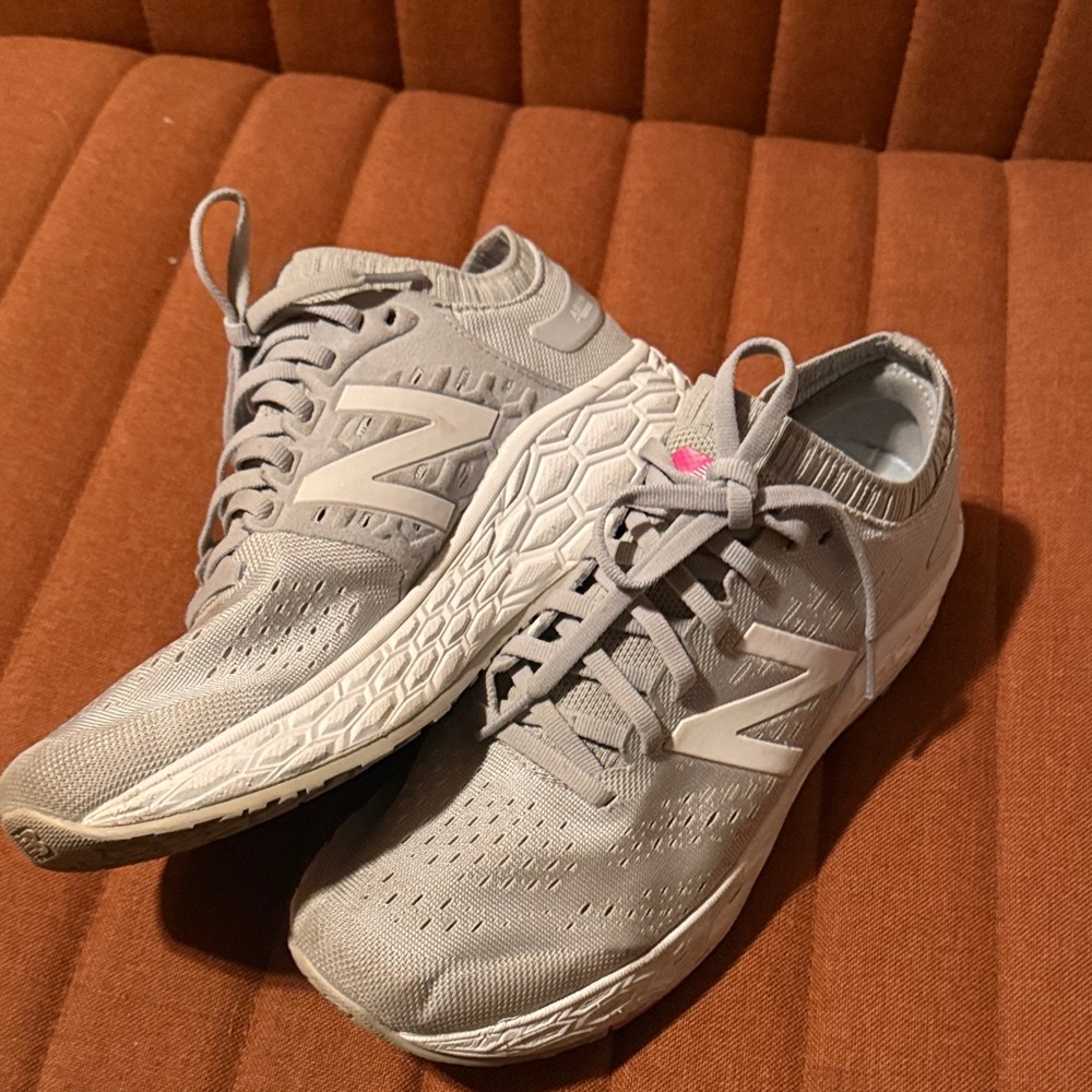 New Balance Women's Light Gray Knit Athletic Sneakers with Pink Accent